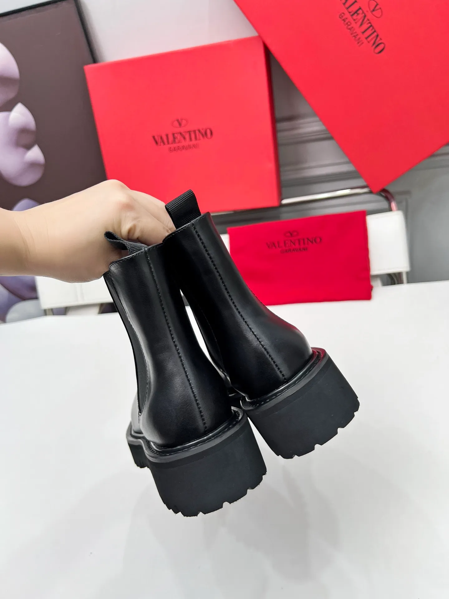 👟👟Ex-factory price 600👟👟 2026𝑉𝐴𝐿𝐸𝑁𝑇𝐼𝑁𝑂 Valentino ♡ͥ | 💫Purchase level🔍 Classic Valentino’s special textured hardware brings out a full sense of luxury After putting it on my feet, I was shocked that my feet looked slimmer! The new season lives up to expectations! Worth buying ❥The original method is absolutely sentimental ❥Elegant style creates a different feeling🙈 Simple temperament style!  ♡ show bdetails ———————————— ⊿▸: Number of yards | 35-40 (41. Customized) ⊿▸: Material | Imported calfskin ⊿▸: Lining | Sheepskin ⊿▸: Number of yards 35-40 (41. Customized)